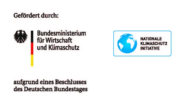 Das Bild fängt mit gefördert durch, Doppelpunkt, an. Darunter der Deutsche Adler in schwarz daneben Farben schwarz, rot und gelb untereinander und zu lesen ist Bundesministerium für Wirtschaft und Klimaschutz. Weiter rechts im Bild in einem blauen Rahmen erscheint ebenfalls in blau die Weltkugel und daneben steht Nationale Klimaschutz Initiative in Großbuchstaben. Darunter kann man lesen aufgrund eines Beschlusses des Deutschen Bundestages. Alles Buchstaben sind in schwarz.