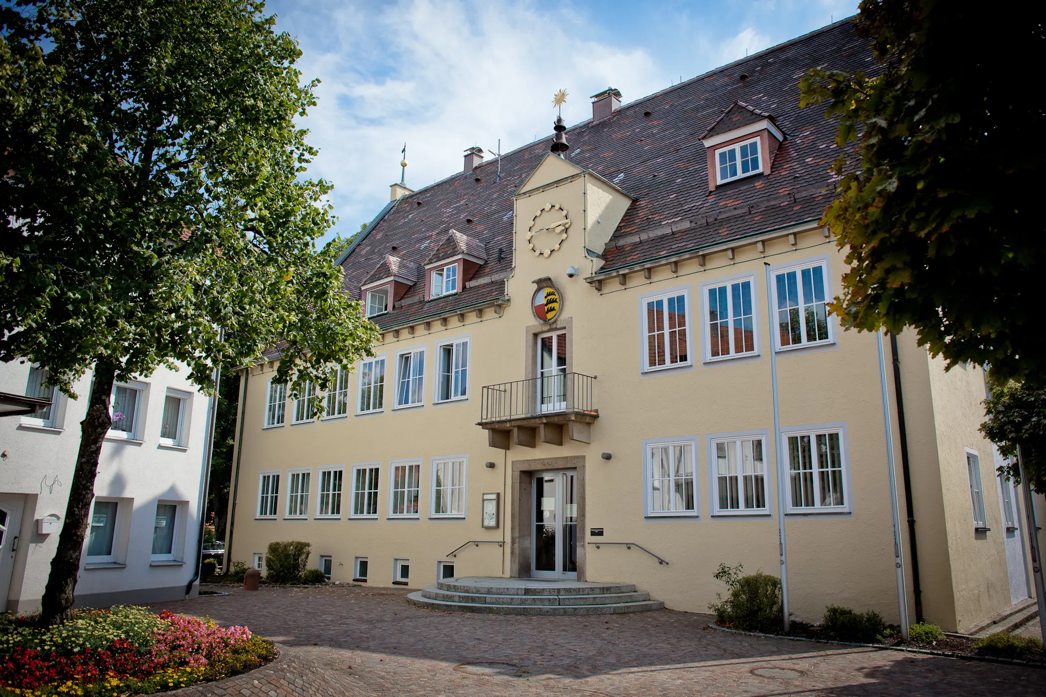 Auf dem Bild ist das gelbe Rathaus der Gemeinde Winterlingen zu sehen